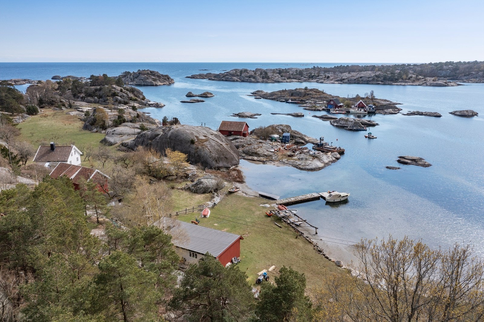 En av Sørlandskystenes flotteste eiendommer, lunt og solrikt, beliggende like vest for Brekkestø. Stedet ligger helt usjenert til ikke langt fra Blindleia, og har en omfattende bygningsmasse Galleribilde