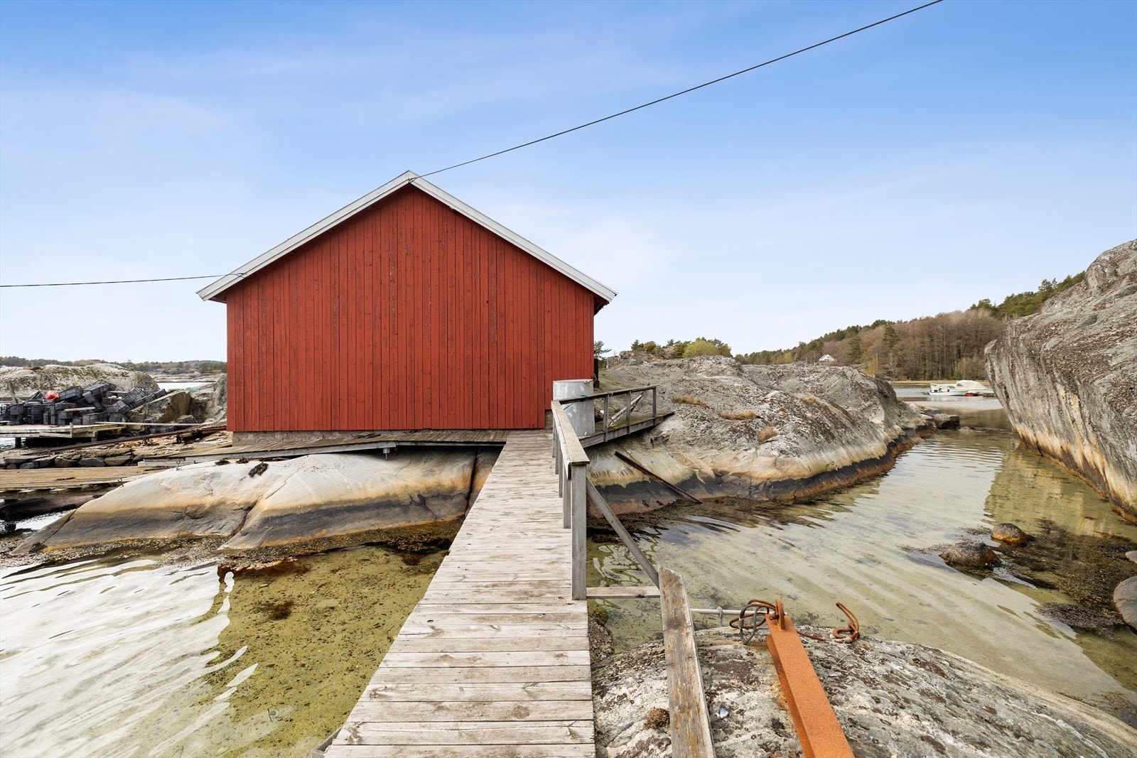Båthuset som ligger på en egen holme med gangbro over Galleribilde