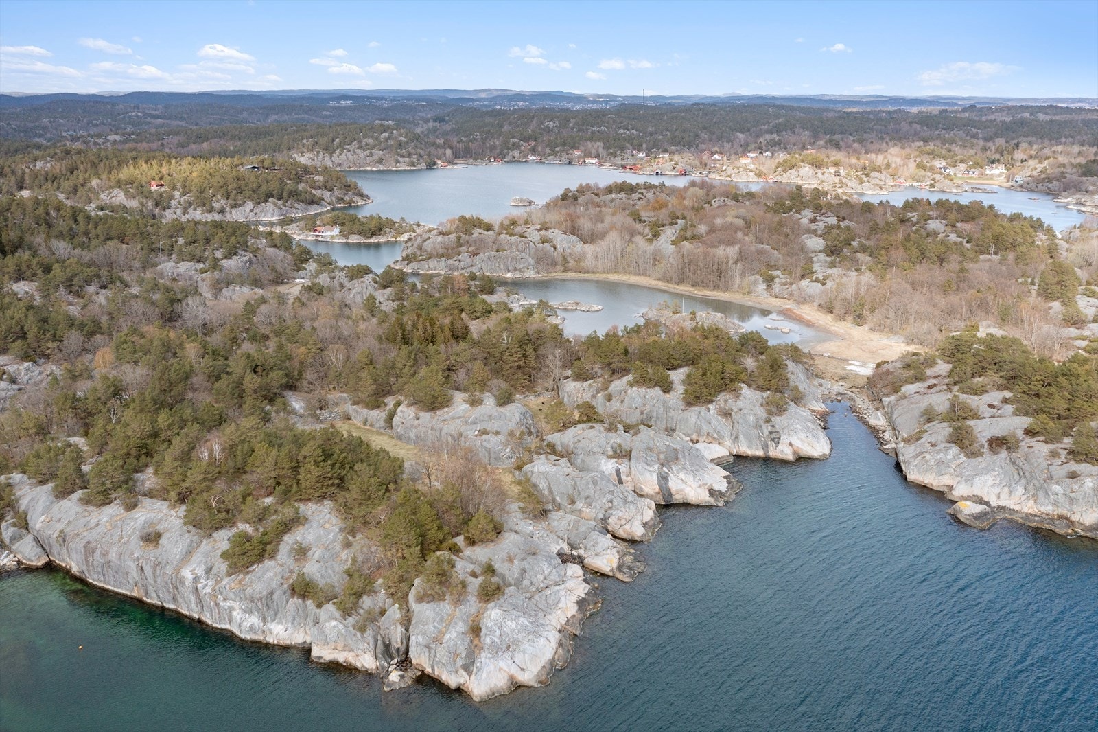 Østre del av eiendommen med Stuttifjorden i bakgrunnen. Halvøyen til høyre i bildet er på ca. 16 dekar og inngår i skjærgårdsparken Galleribilde