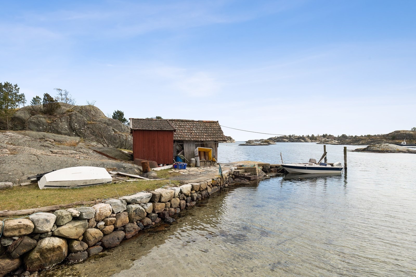Den minste sjøbua med brygge i stein og betong Galleribilde