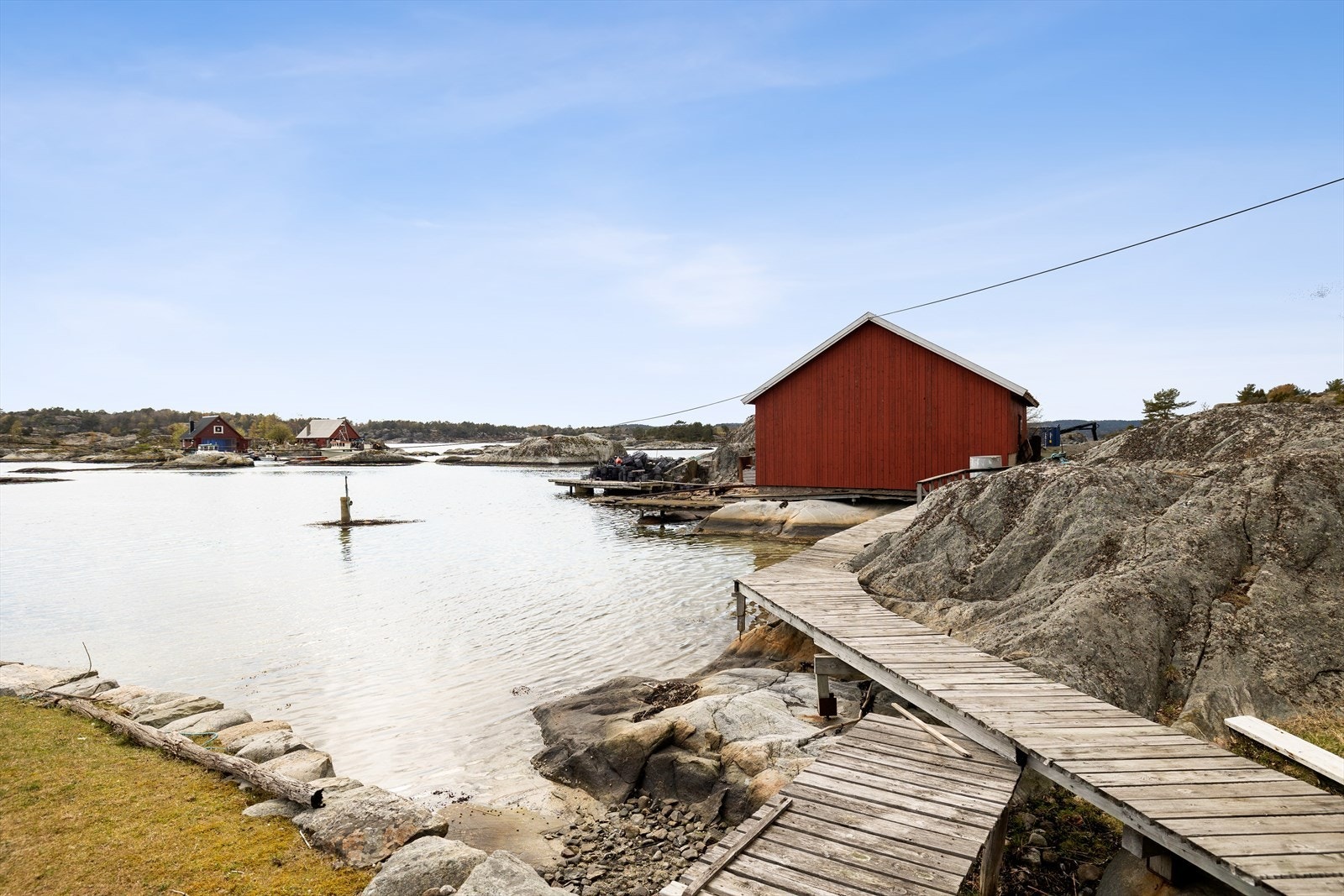 Båthuset som ligger på en egen holme med adkomst via gangbro Galleribilde