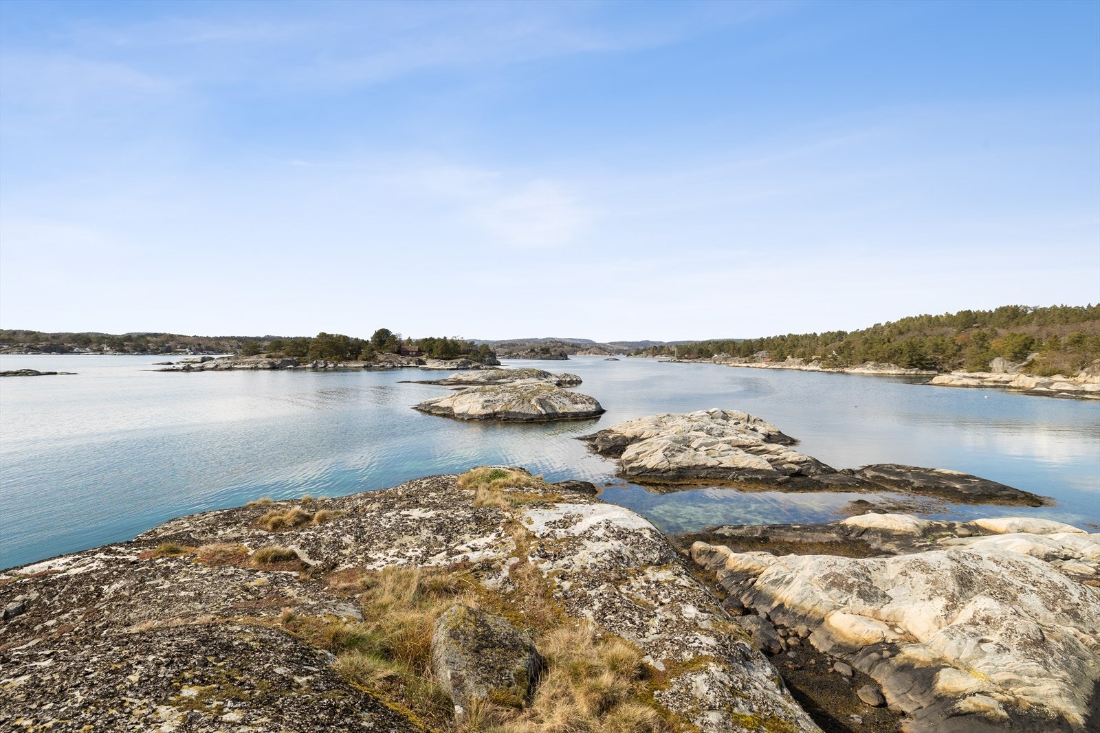 Bilde tatt fra Kaninholmen, mot vest, med Beltesholmen i bakgrunnen Galleribilde