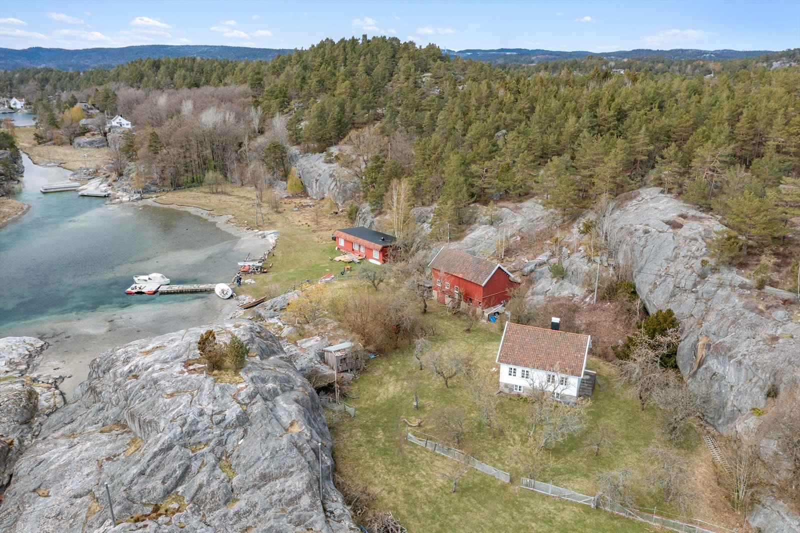 Hovedhuset, låven og hytta med brygge Galleribilde