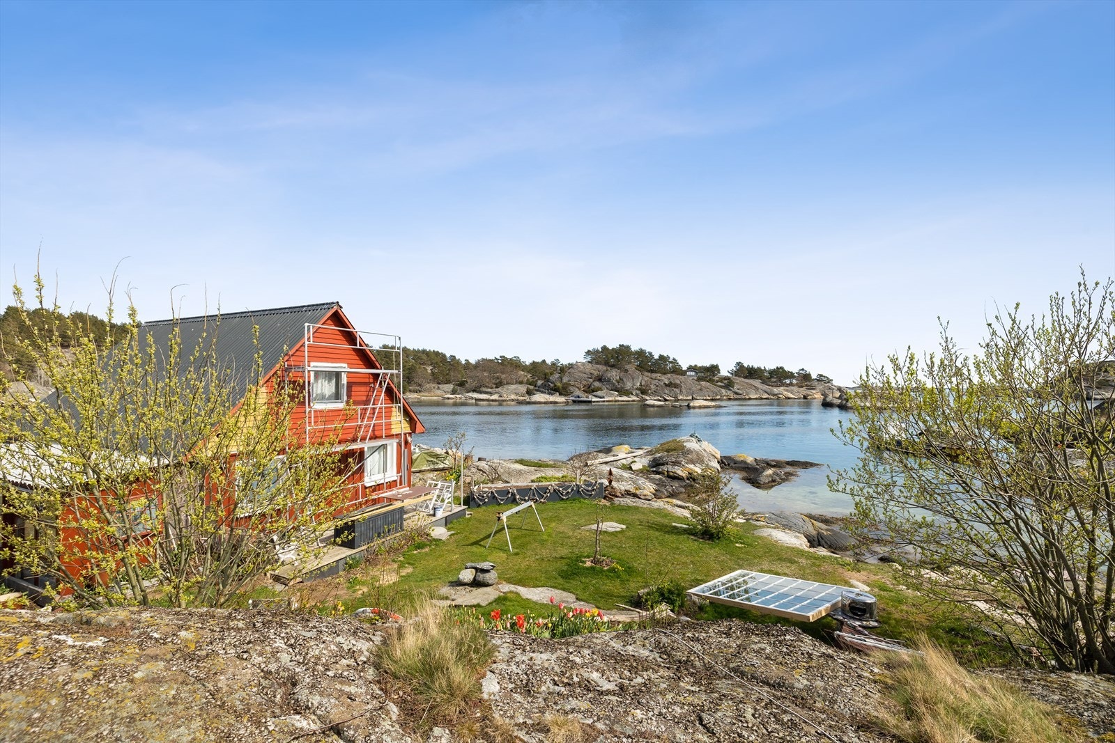 Kaninholmen med koselig hage og 2 sjøbuer Galleribilde