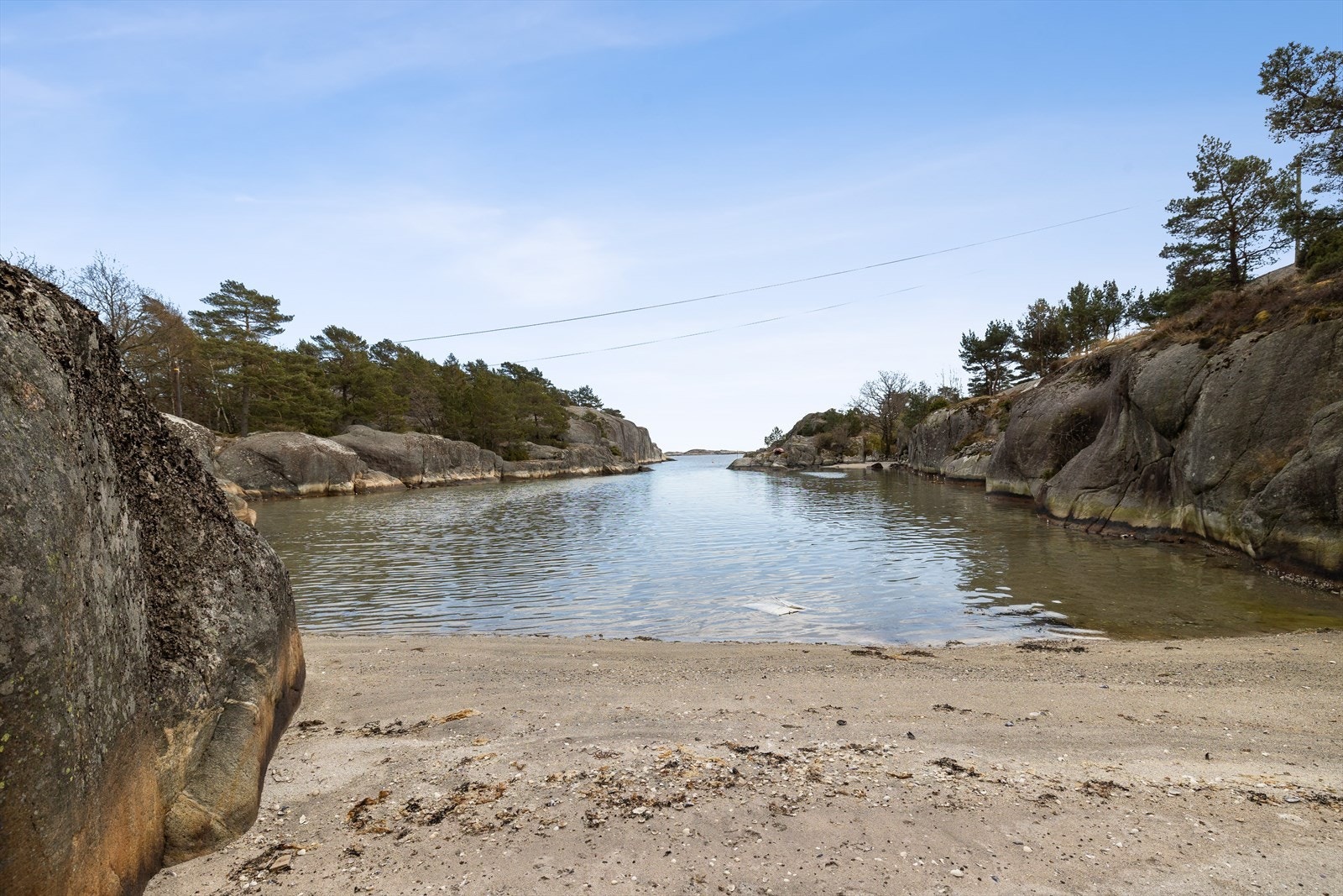 Nydelig, lun badebukt med fin sandstrand Galleribilde