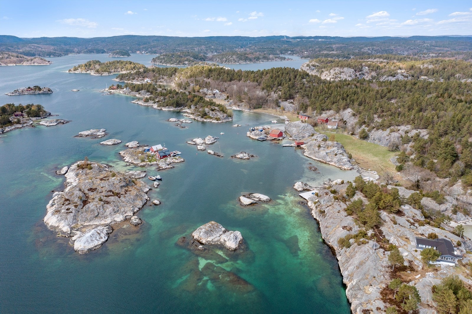 På bildet sees hovedhuset, låven, den røde hytta, båthuset, sjøbua, Kaninholmen med 2 sjøbuer og Sauholmen, samt all de små holmene Galleribilde