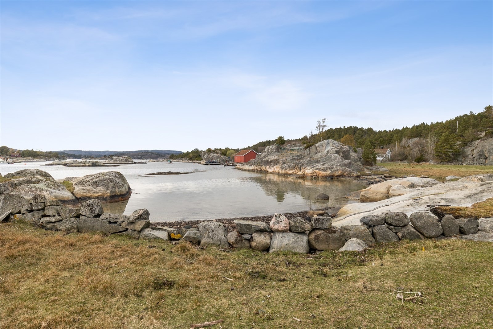Fra bukta i enden jordet foran huset Galleribilde