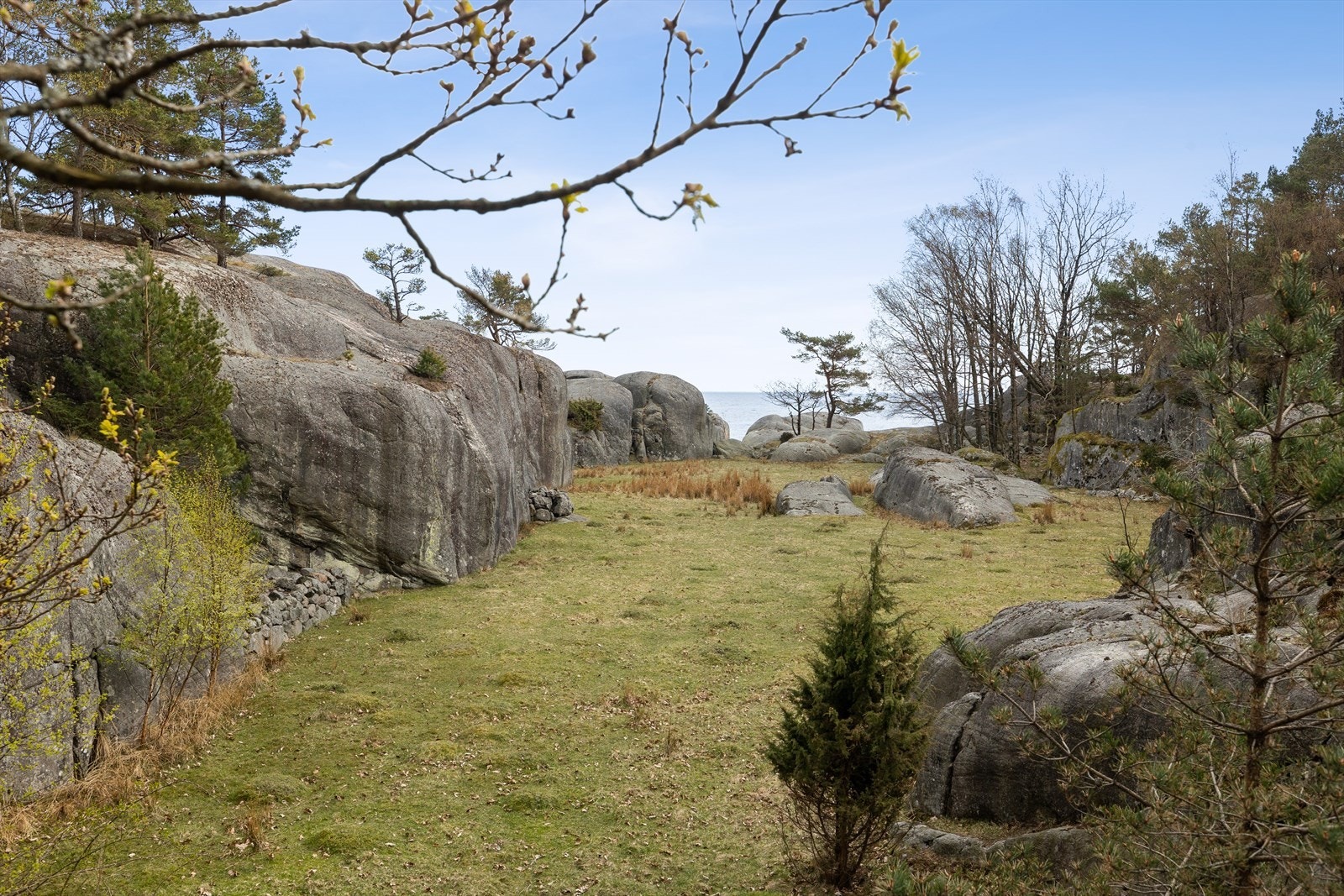 Bilde tatt fra steinbroa med havet i bakgrunnen Galleribilde