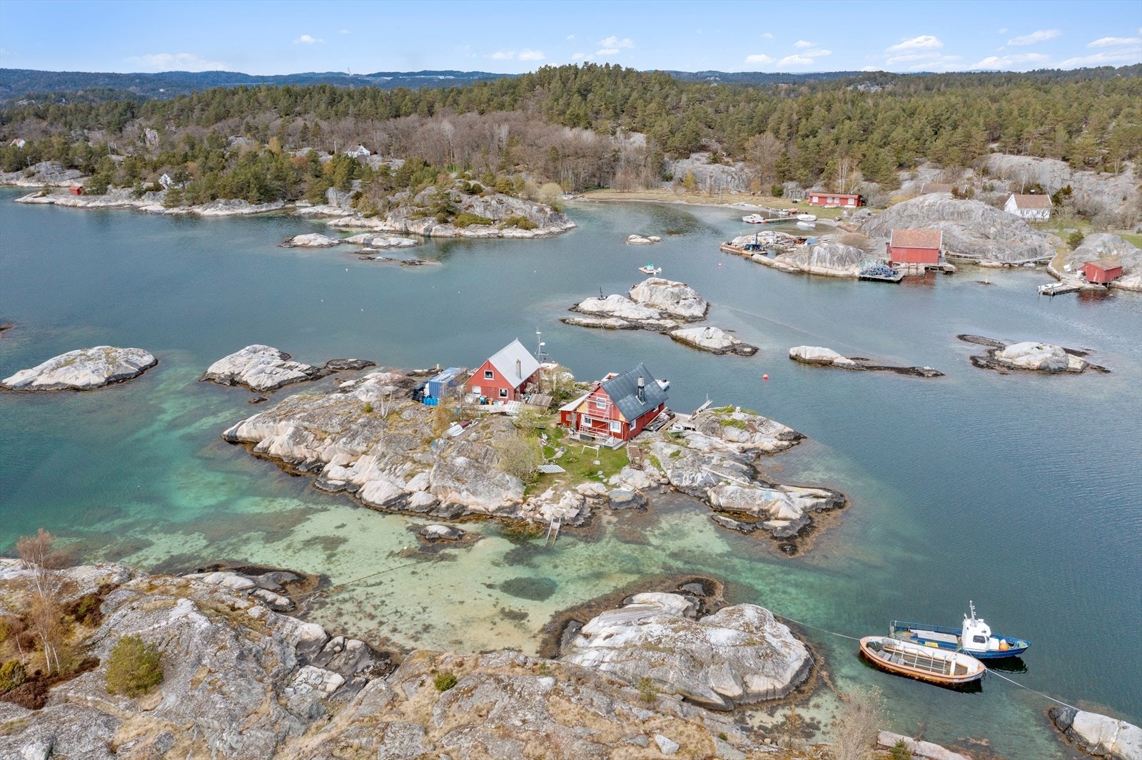 Kaninholmen med 2 like sjøbuer og tilhørende bryggeanlegg Galleribilde