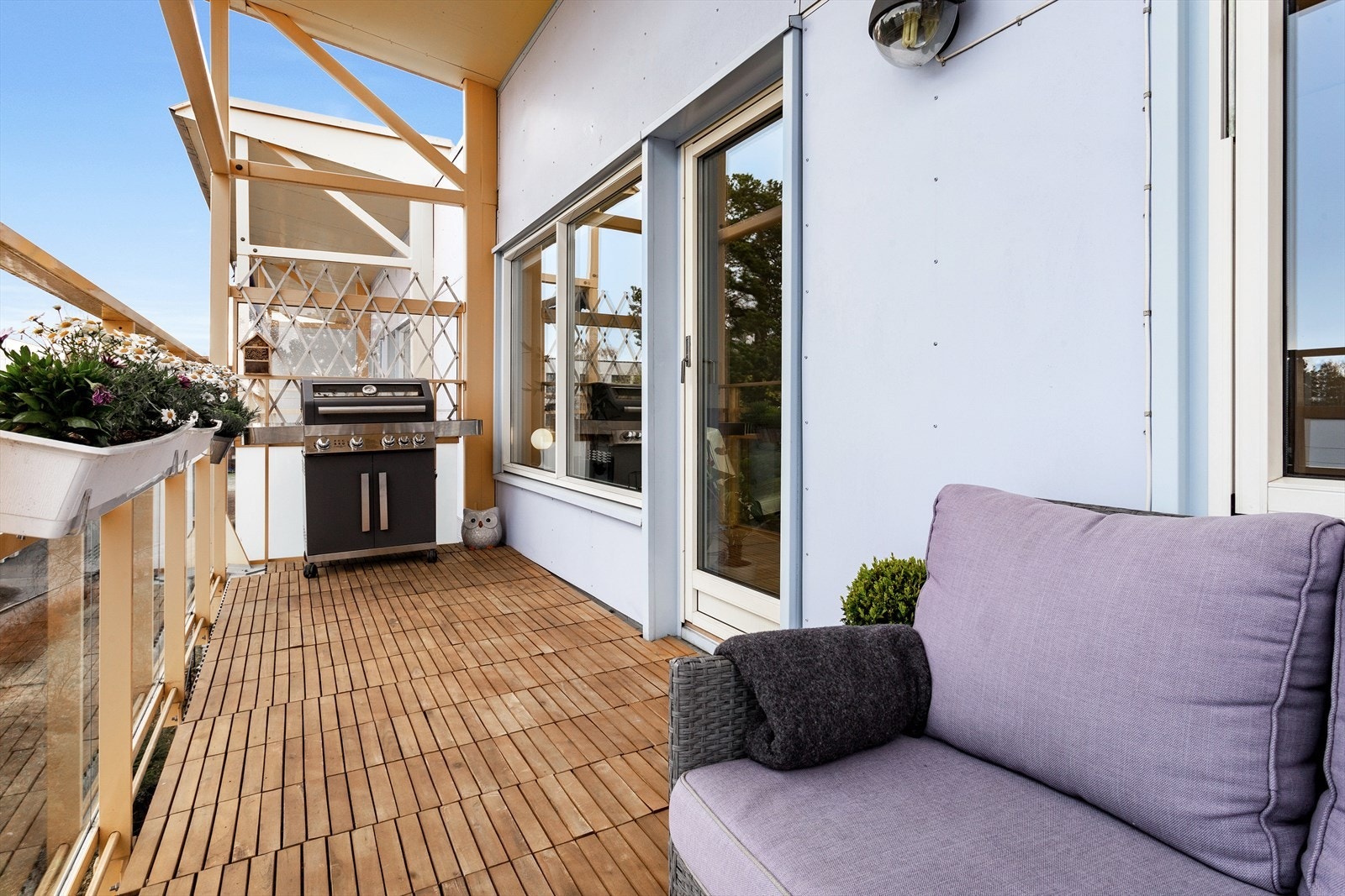 Balkongen er sydvendt og har gode solforhold Galleribilde