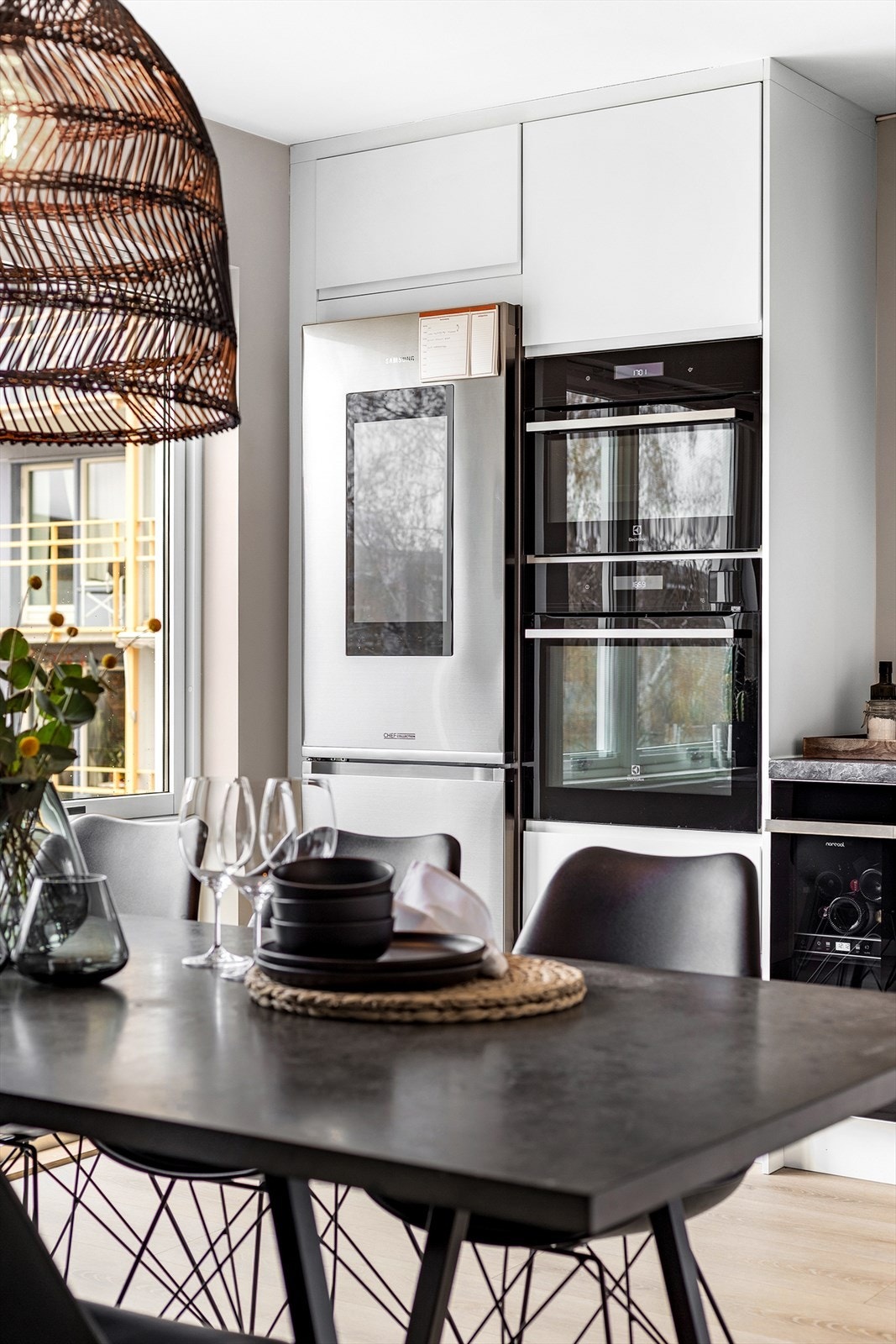 Kjøkkenet, et naturlig samlingspunkt og spiseplassen her er intet unntak Galleribilde