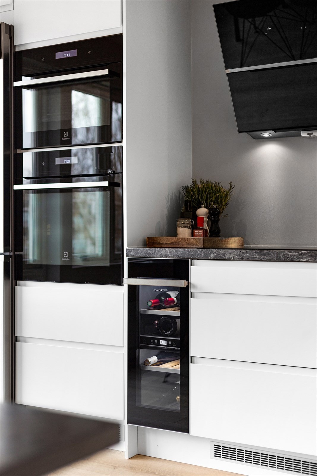 Hvitevarer av god kvalitet, vinskap med kjølefunksjon medfølger Galleribilde