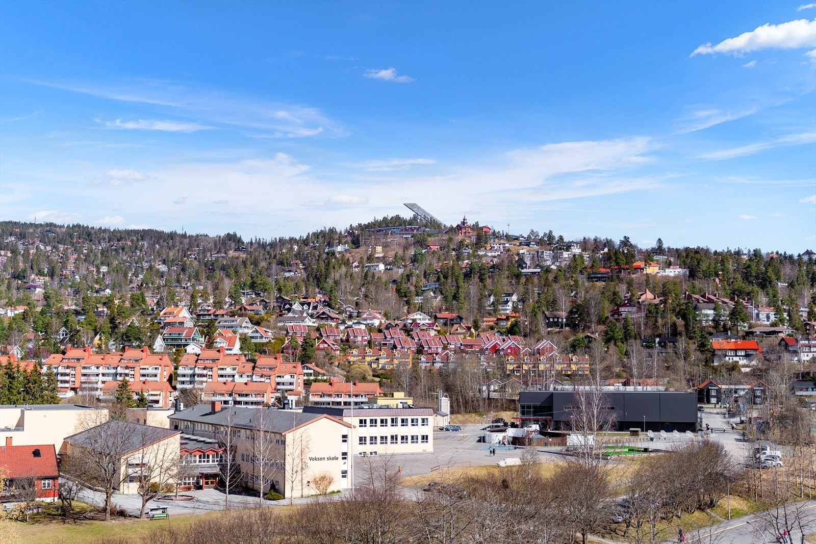Voksen Skole ligger rett nedenfor brl. Galleribilde