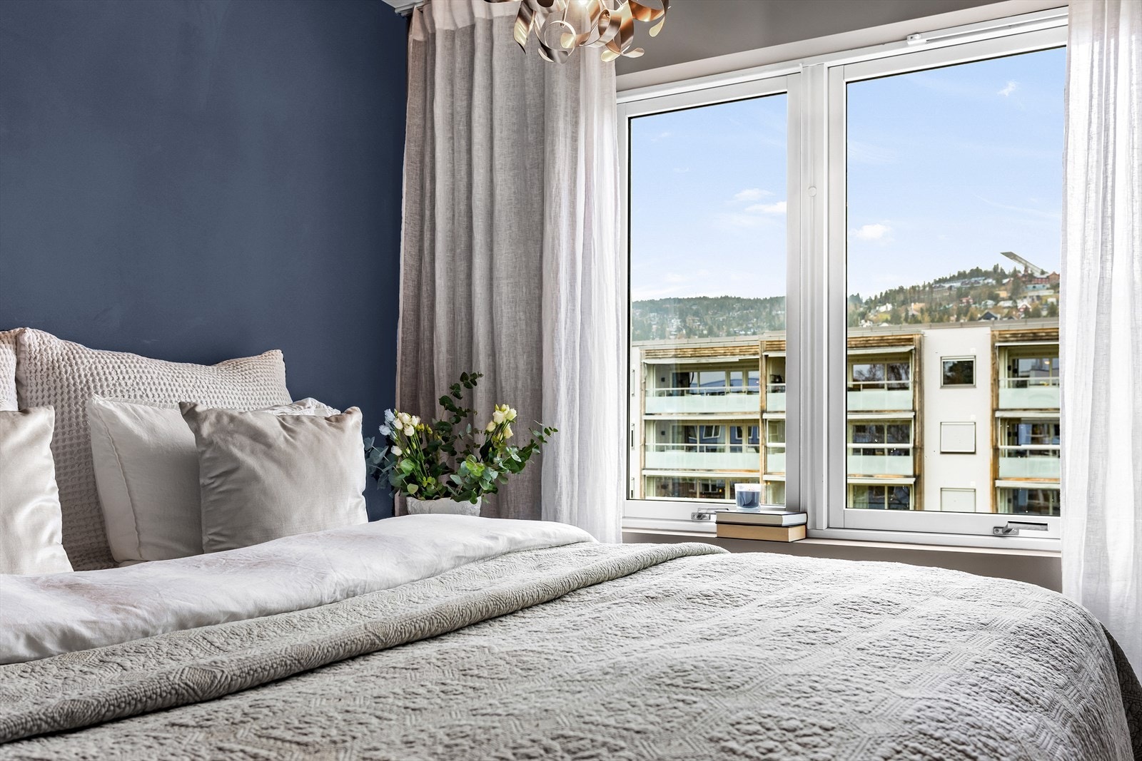 Hovedsoverom, her kan du nyte en hyggelig utsikt mot skihoppet i Holmenkollen Galleribilde