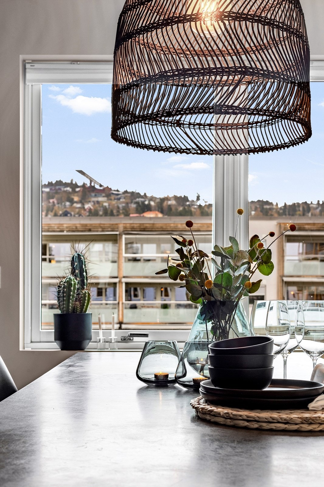 Med utsikt opp mot Holmenkollen og hoppbakken Galleribilde