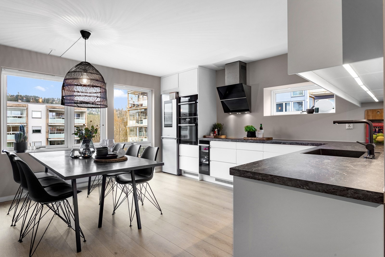 Lekkert og ikke minst praktisk kjøkken med alt av hvitevarer Galleribilde