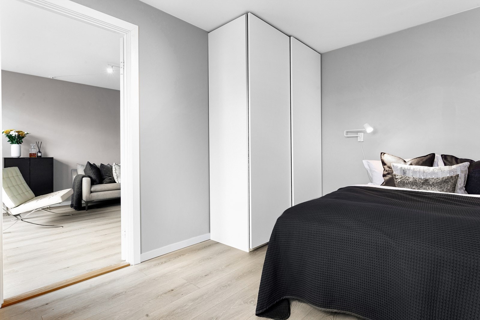 Soverom nr. 3 med adkomst inn fra stuen. Garderobeskap medfølger Galleribilde