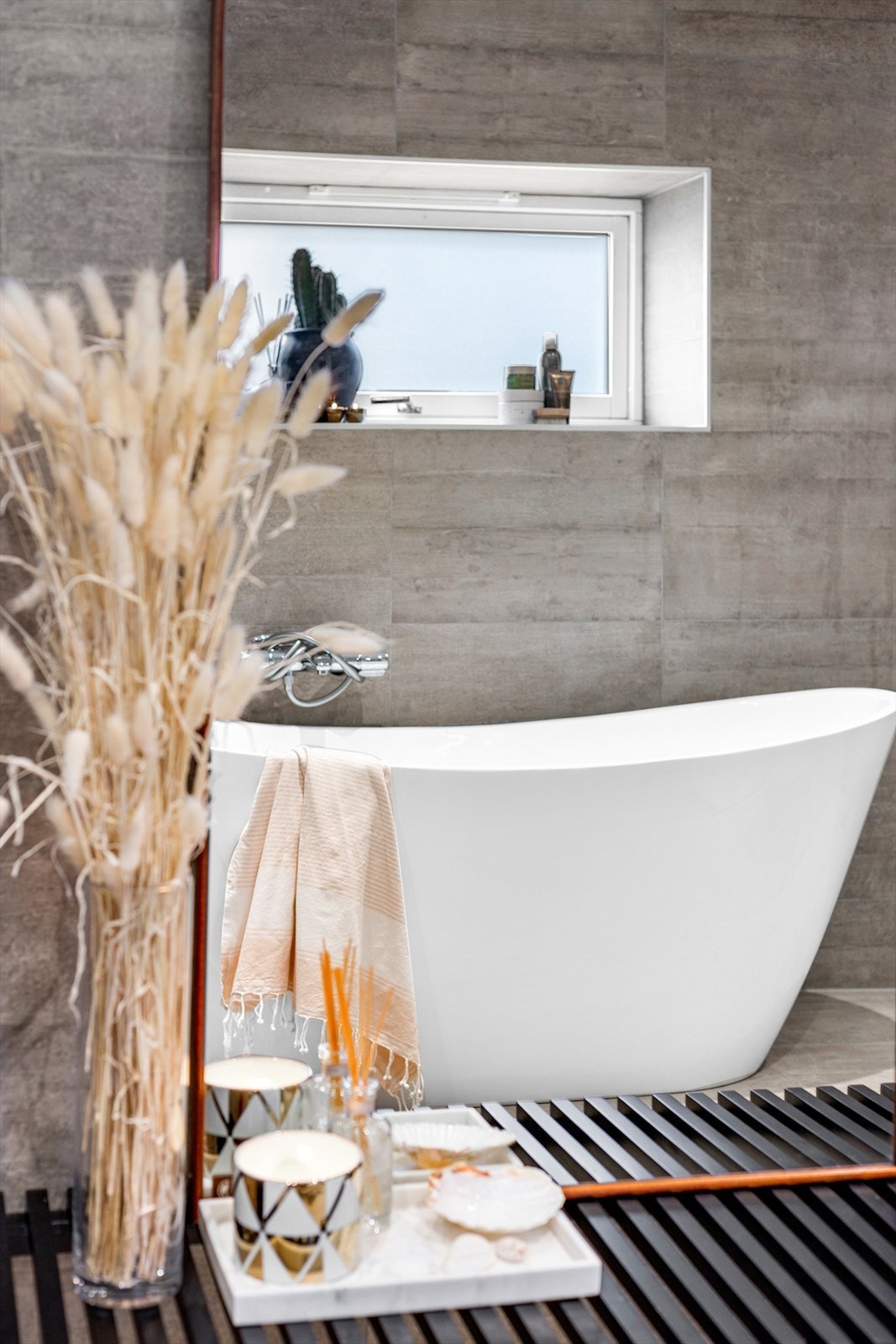 Det er vindu på vegg over badekar Galleribilde