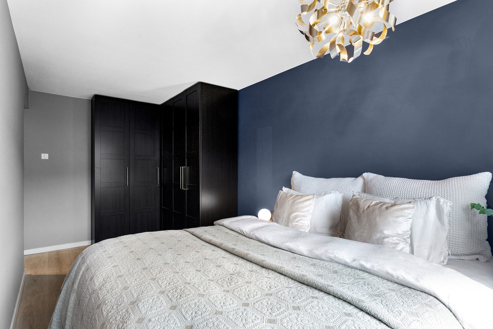 Hovedsoverom. Det er totalt 3 soverom i boligen, alle av god størrelse Galleribilde