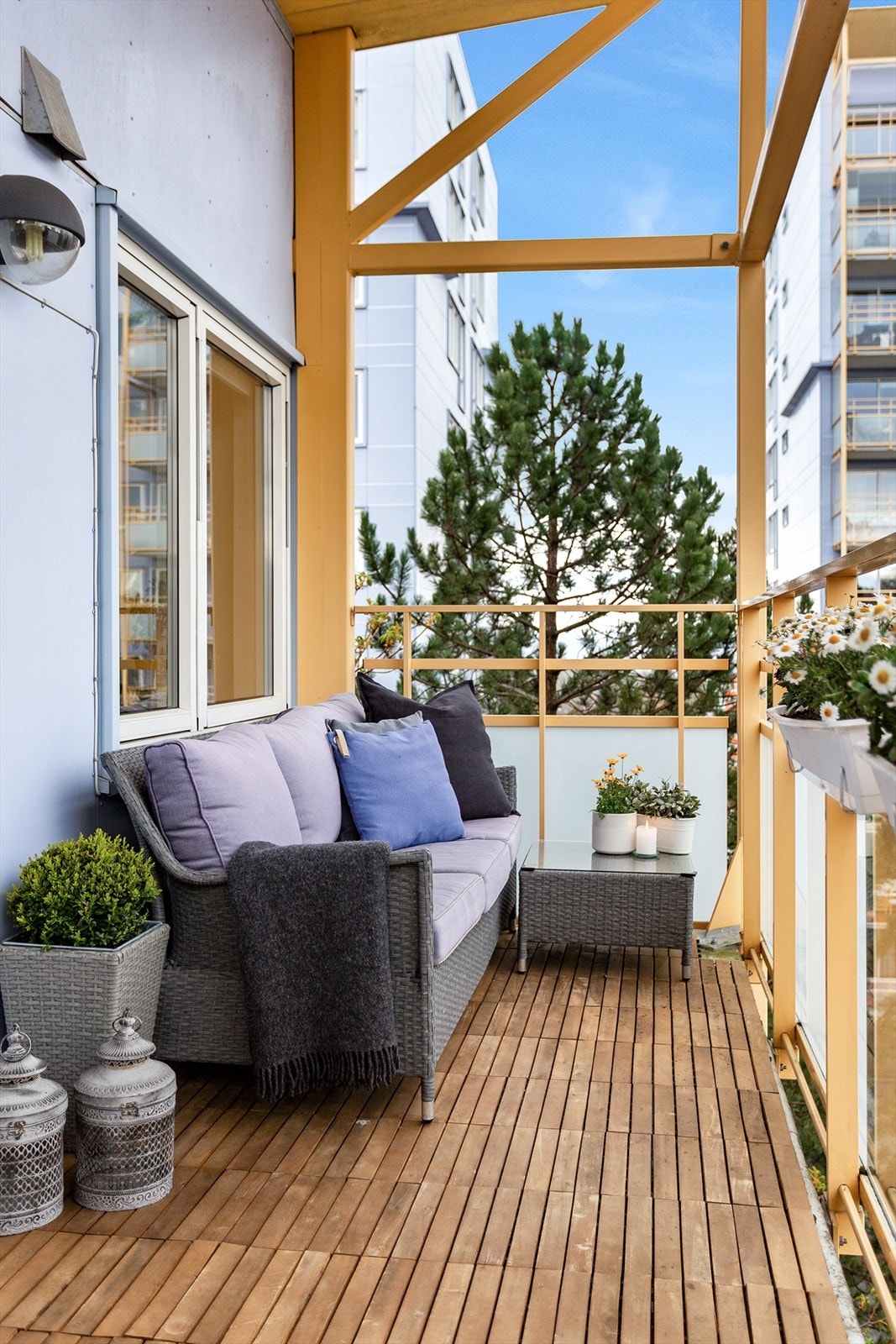 Det er lagt treheller på balkongen, det gir et lunt uttrykk Galleribilde