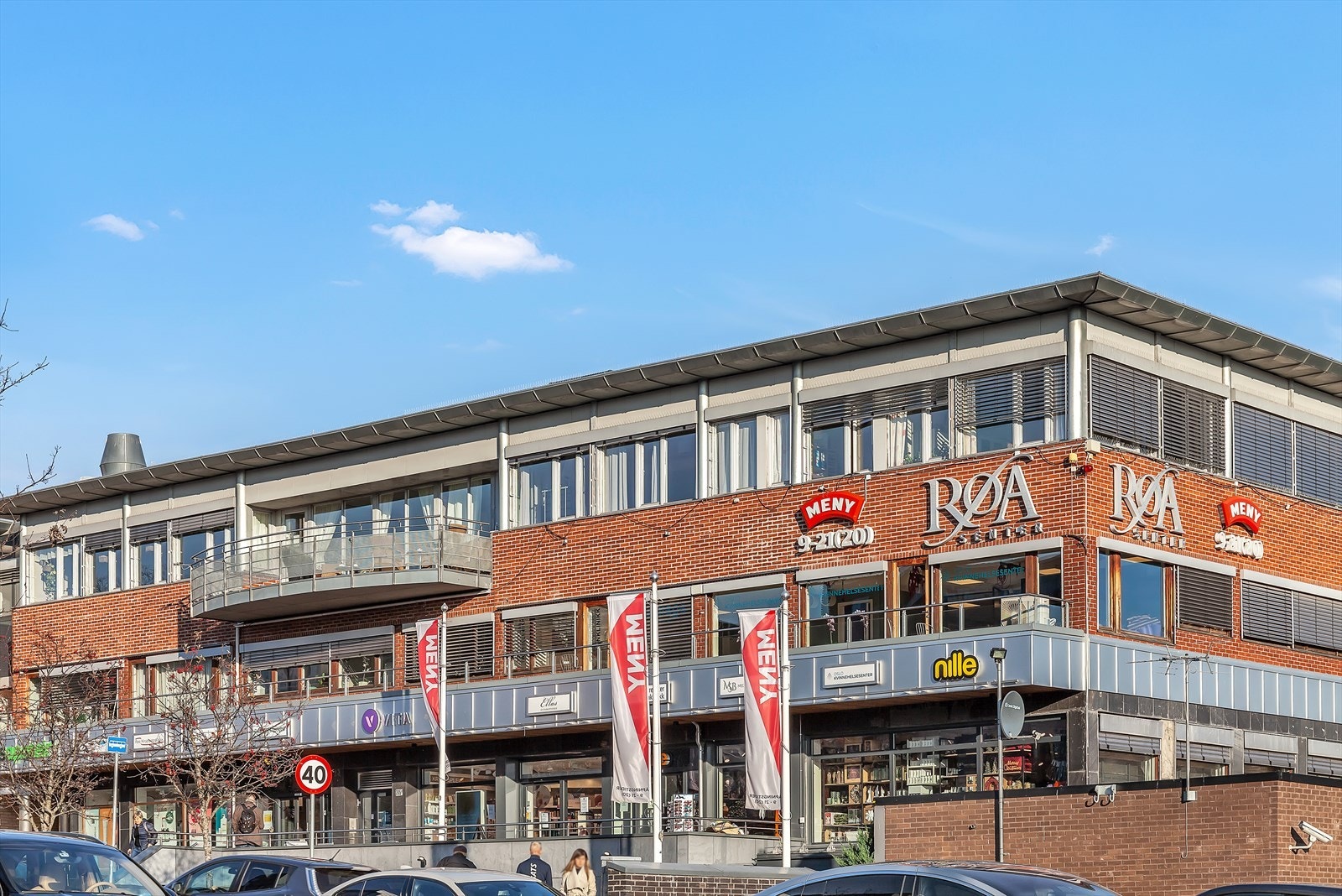 Røa sentrum med meny, vinmonopolet mm. Galleribilde