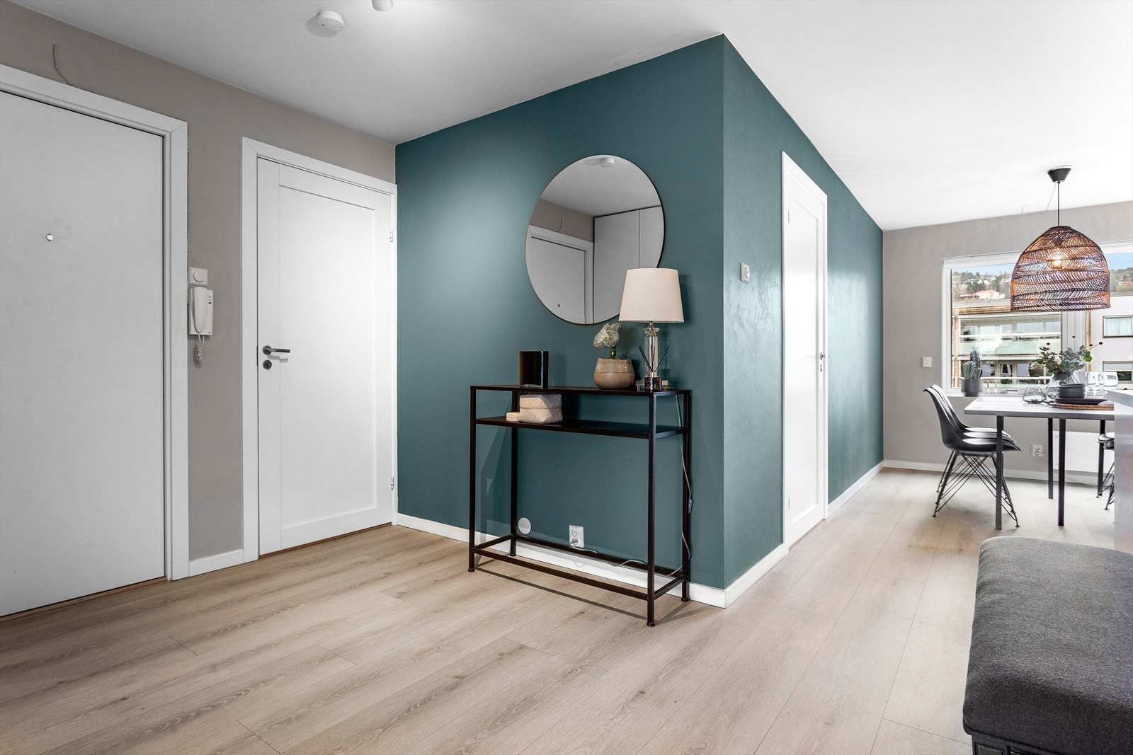 Romslig entrè/inngangsparti med garderobeskap Galleribilde