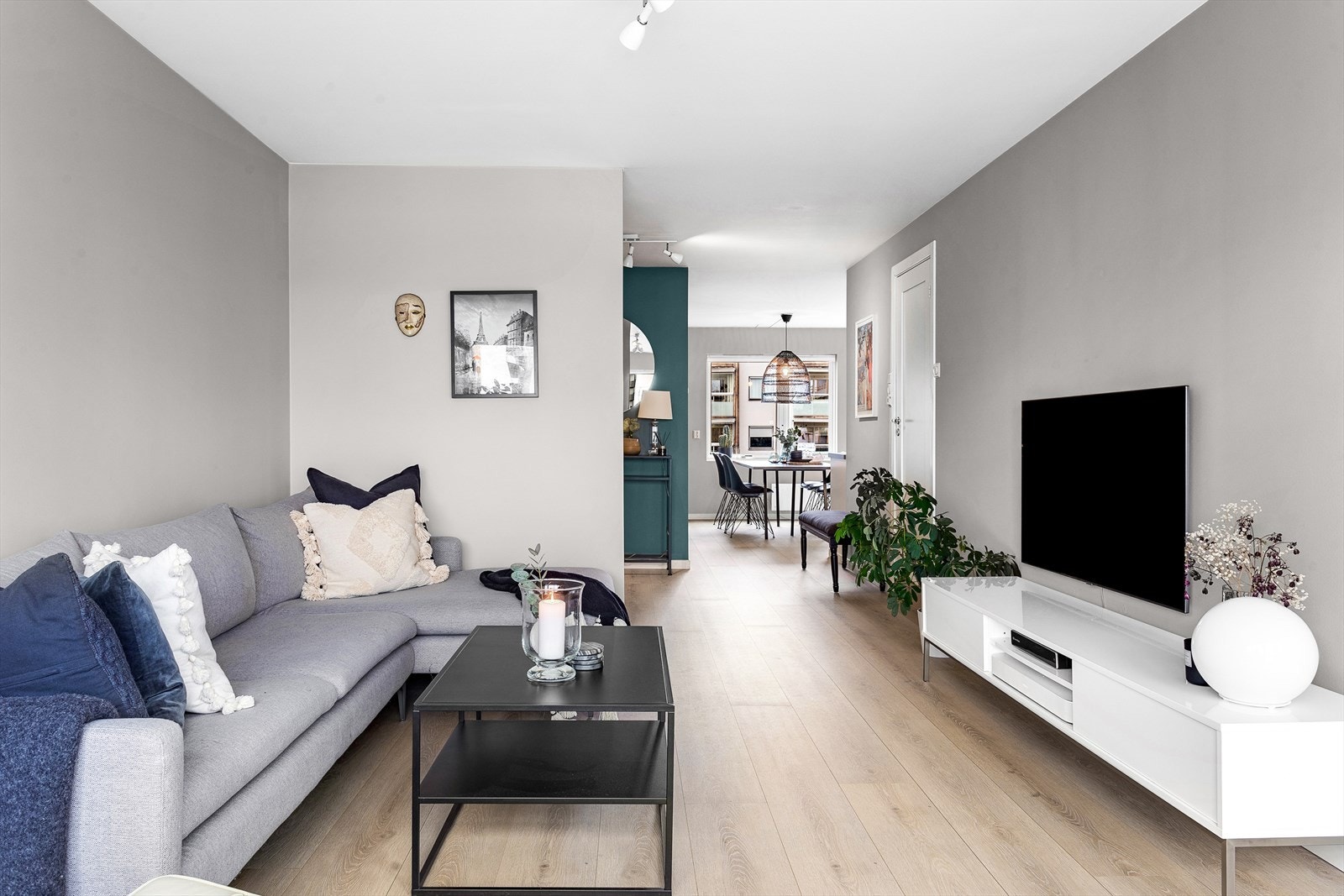 Leiligheten er gjennomgående og oppleves lys og luftig Galleribilde