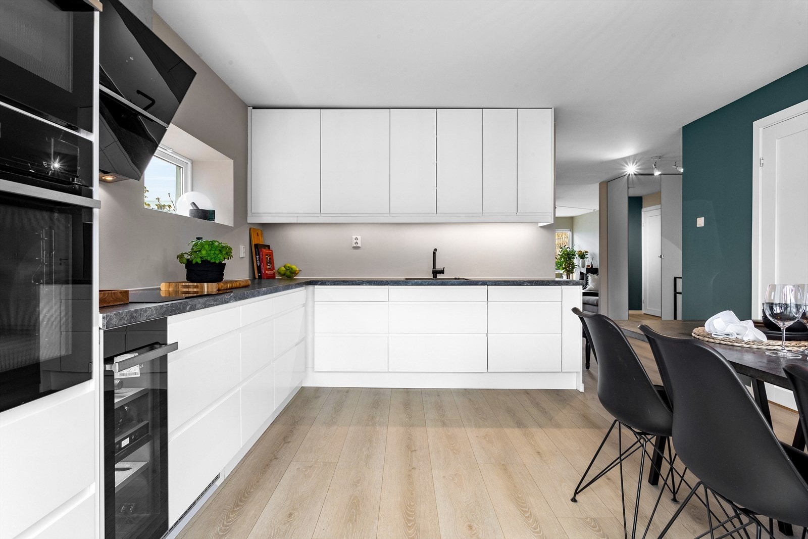 Her er det mye skuff -og benkeplass, her vil kokken trives! Galleribilde