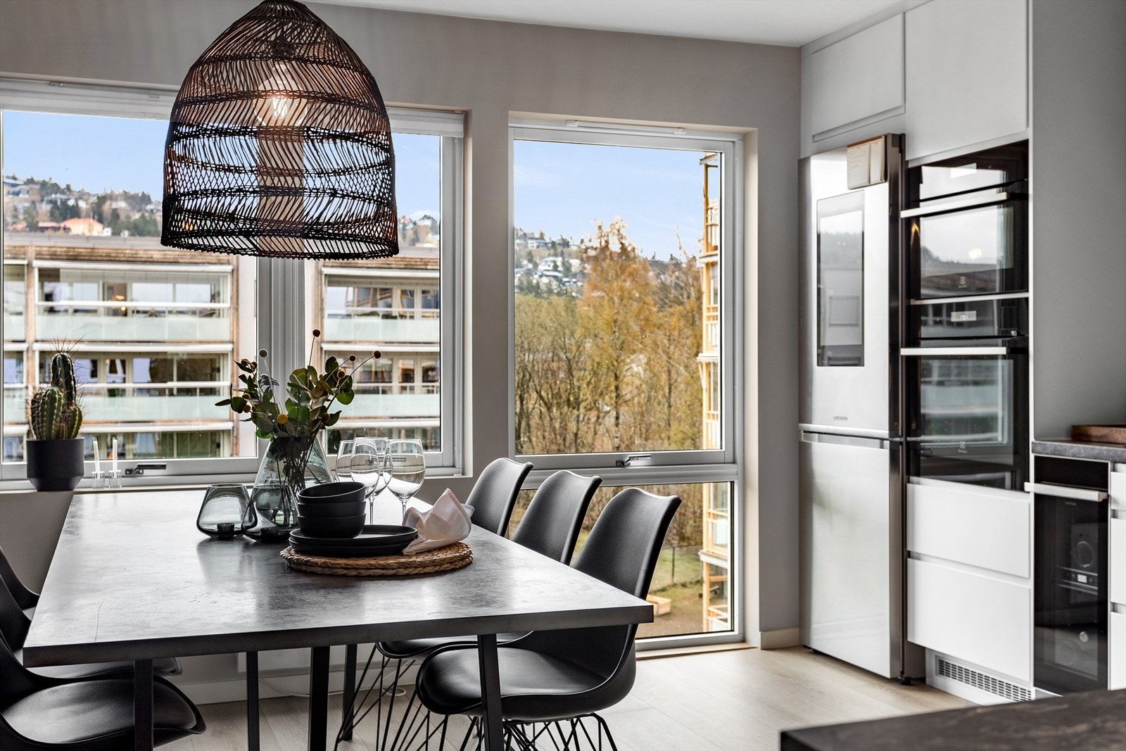 De store vindusflater byr både på en nydelig utsikt opp mot Holmenkollen og slipper inn rikelig med naturlig lys inn i rommet Galleribilde