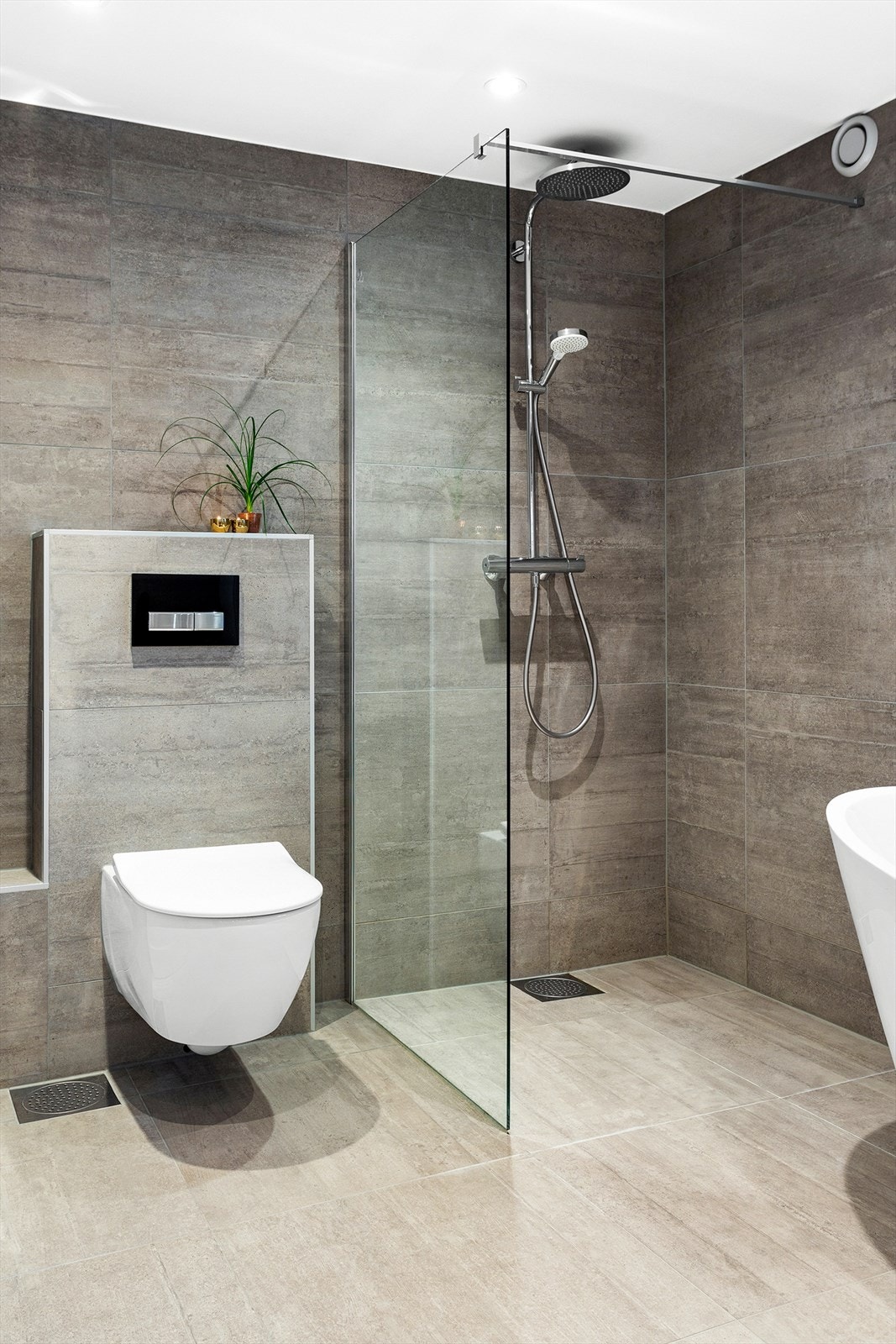 Veggmontert wc og dusjsone med regnfallsdusj Galleribilde