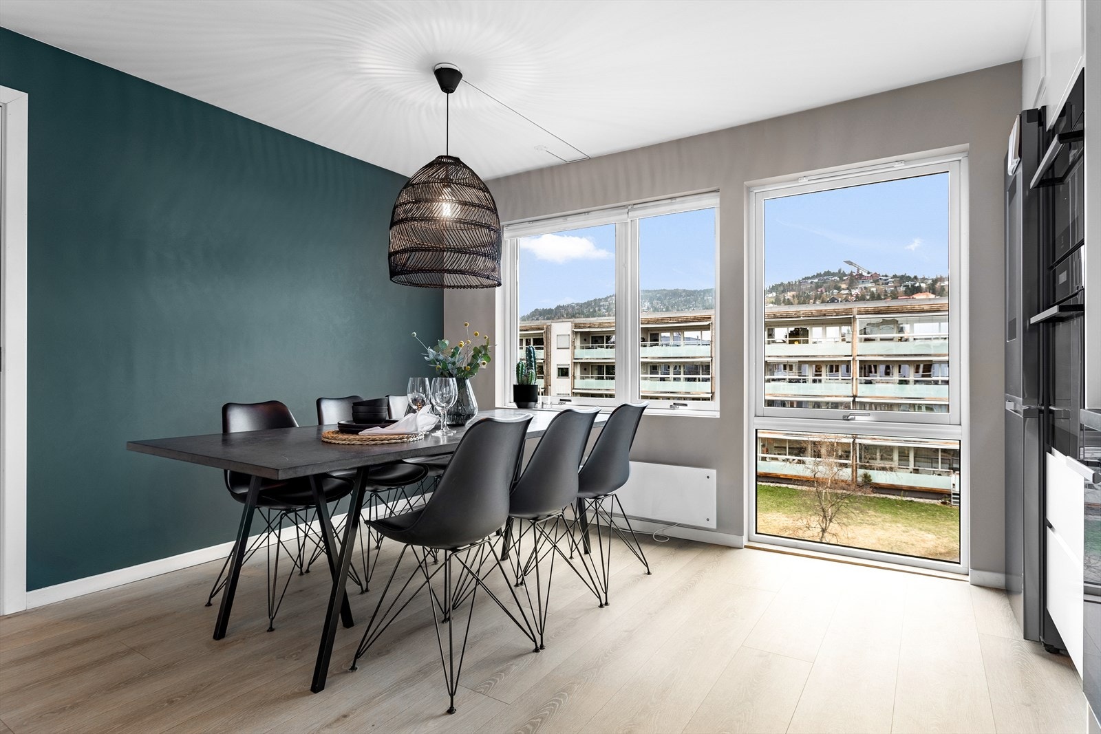 Spiseplass er praktisk plassert ved vindu for optimal utsikt og utnyttelse av plassen Galleribilde
