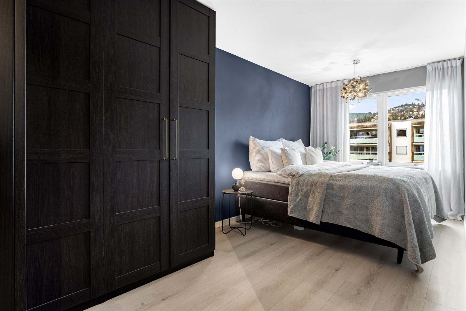 Hovedsoverommet er av god størrelse og det er montert opp garderobeskap Galleribilde