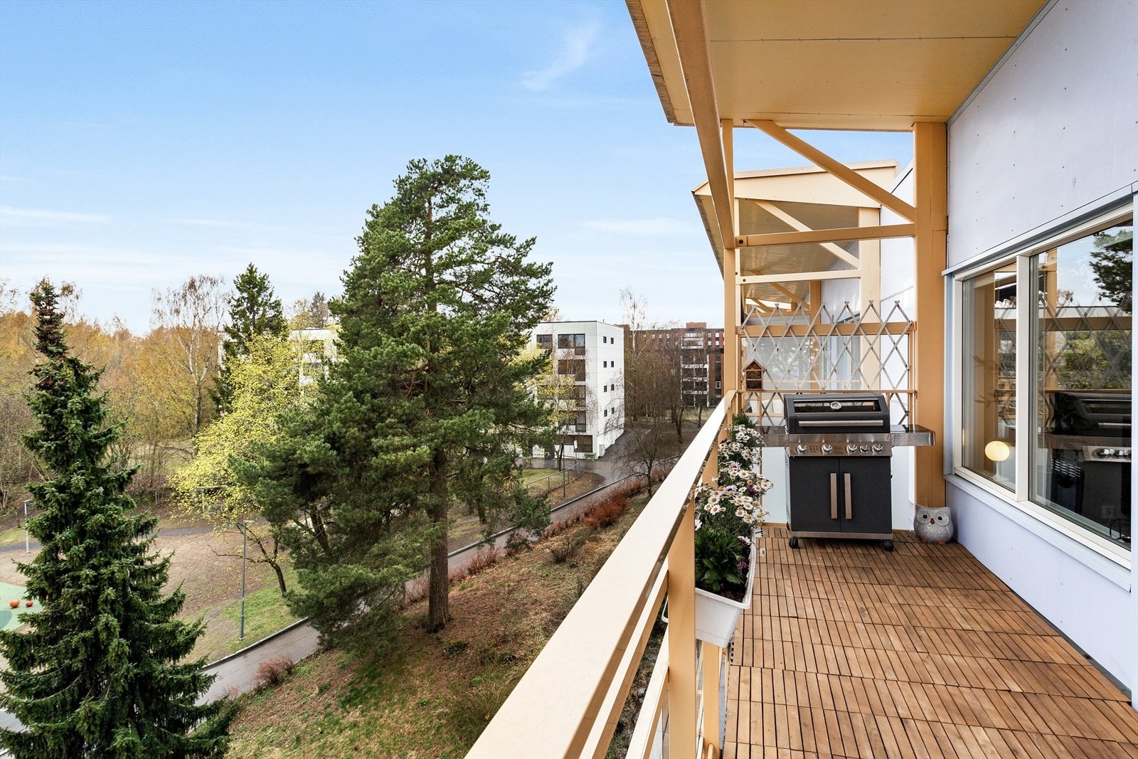 Fra balkongen er det utsikt utover nærområdet Galleribilde