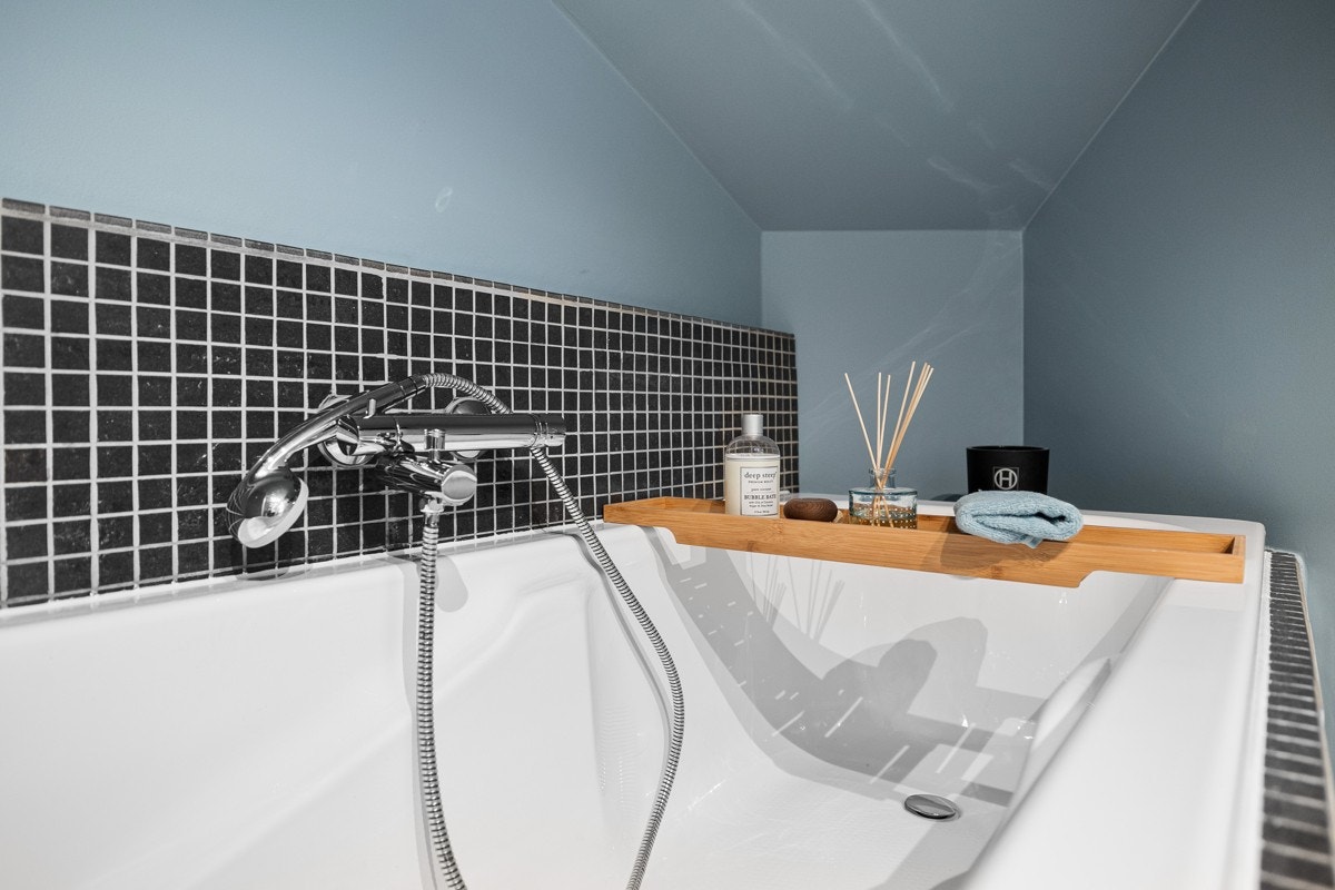 Etter lange dager på farta er det deilig å slappe av hjemme i badekaret. Galleribilde