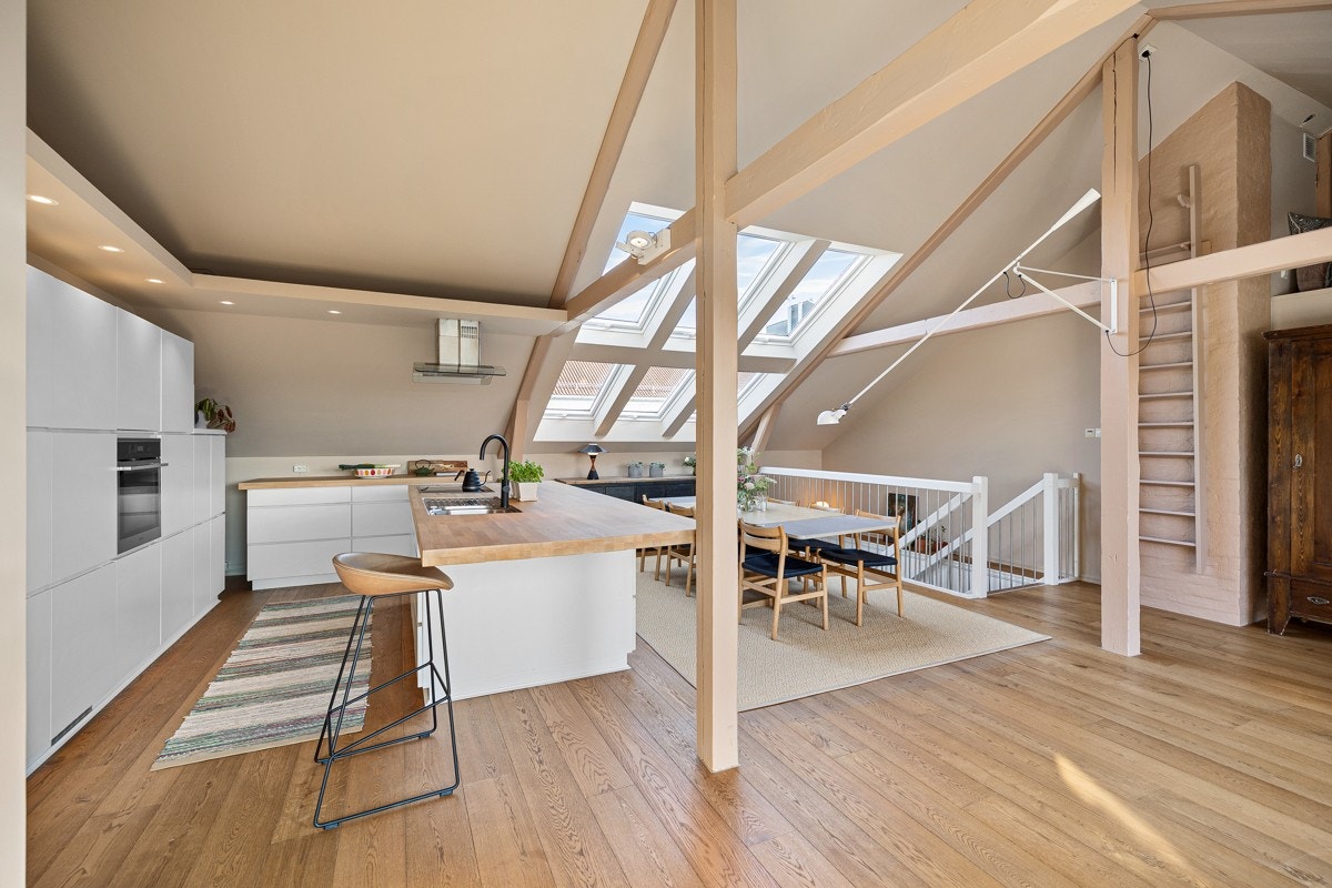 Store takvinduer gir et flott lys i rommet, og det er også montert downlights (LED) over kjøkkeninnredningen. Galleribilde