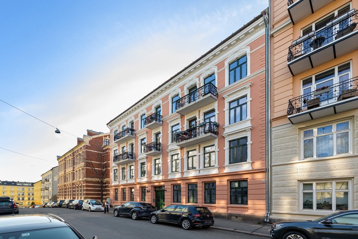 Området har beboerparkering og et godt kollektivtilbud (buss og trikk). Nærmeste holdeplass ligger 2-3 minutter unna. Galleribilde