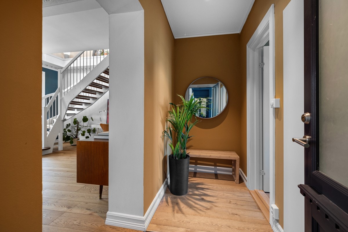 Leiligheten har to separate innganger - en til hoveddelen og en til praktikantdelen. Galleribilde