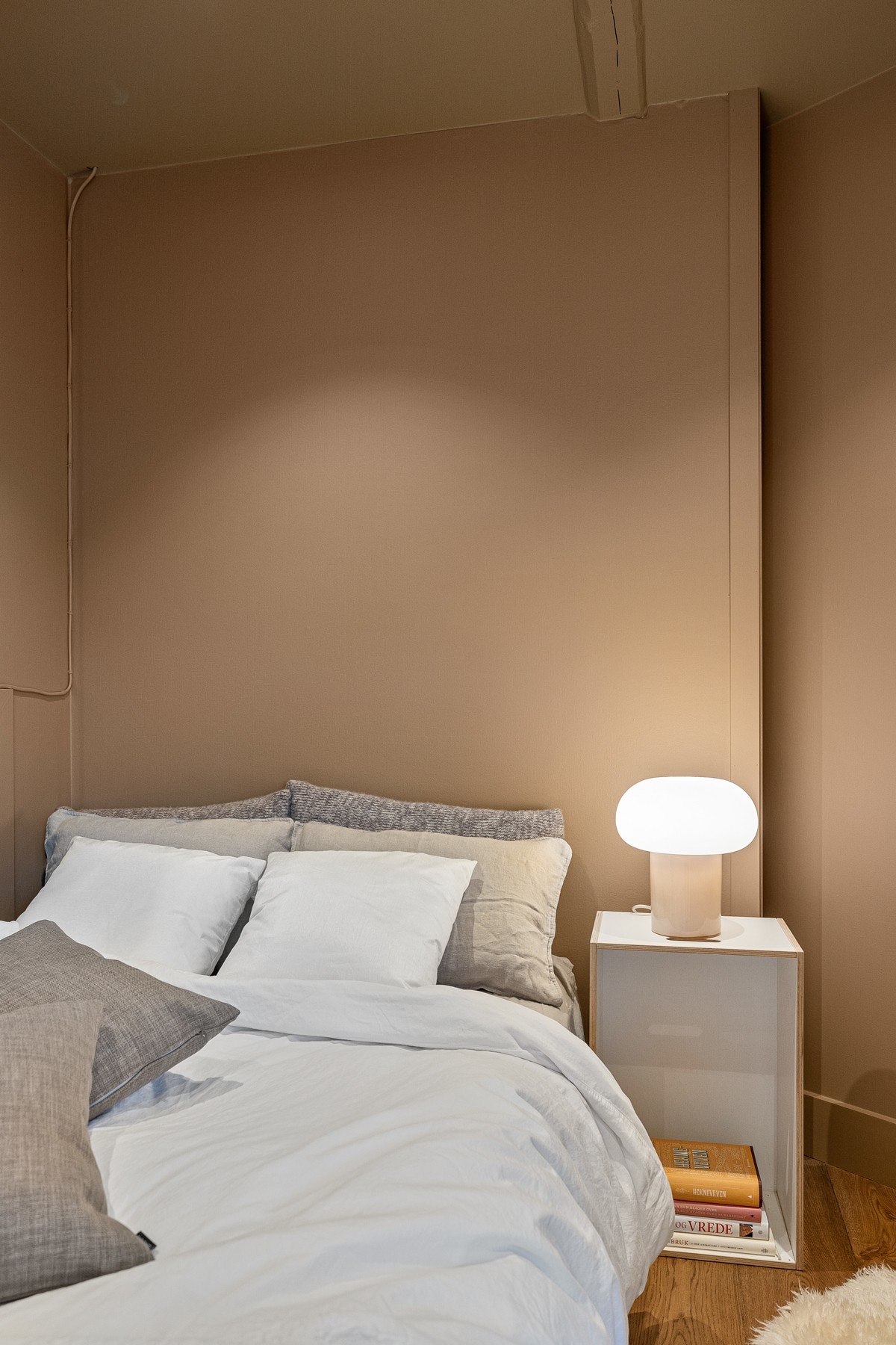 Fra soverommet i loftetasjen er det rømningsdør til felles trappegang. Galleribilde