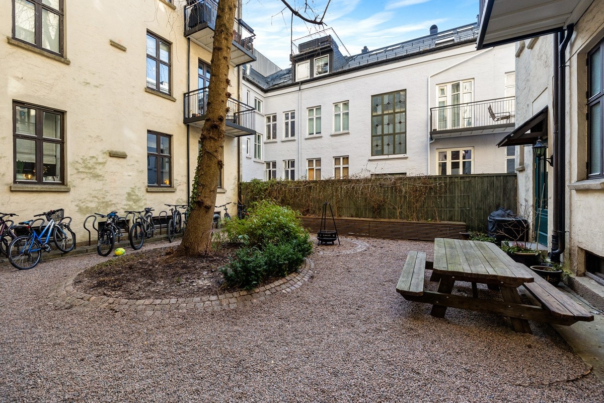 Bygården har en koselig, felles bakgård med felles sittegruppe, fin beplantning og god plass for bl.a. sykkelparkering. Galleribilde
