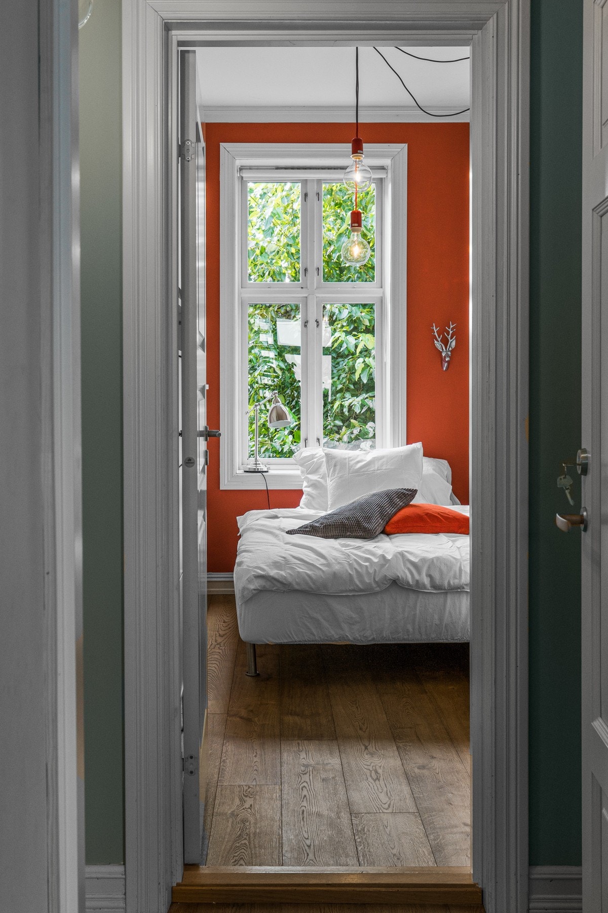 Et stort vindu gir mye lys og luft til soverommet. Galleribilde