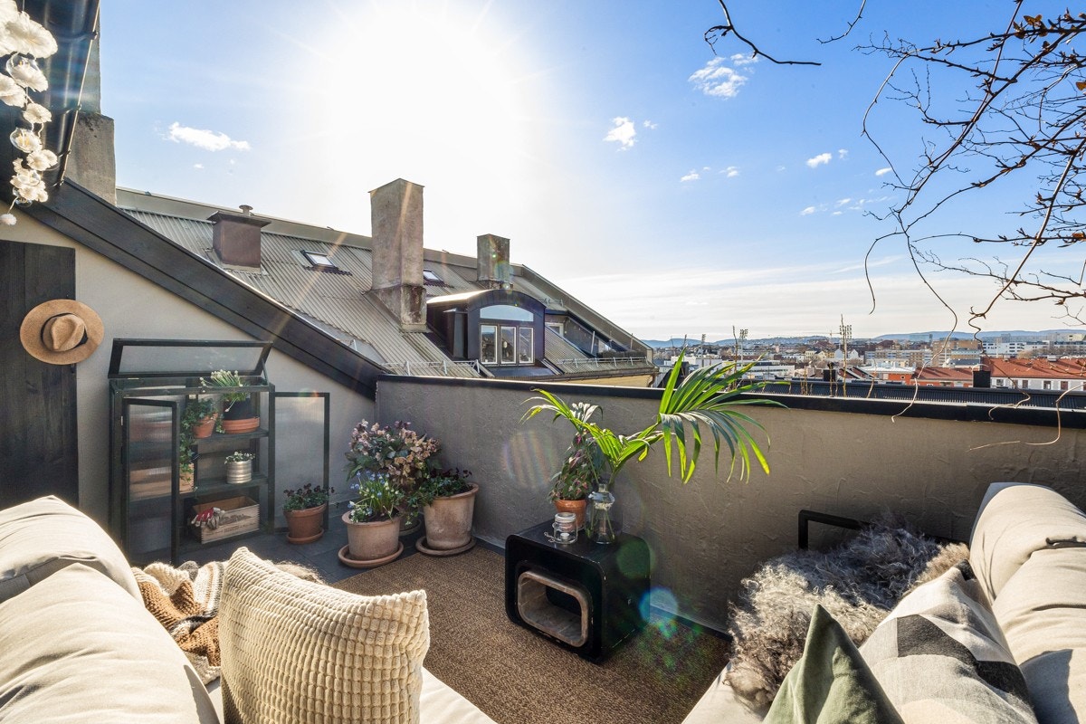 Terrassen er nordvestvendt, så det er gode solforhold, og utsikten er av det helt sjeldne når man bor midt i byen. Galleribilde
