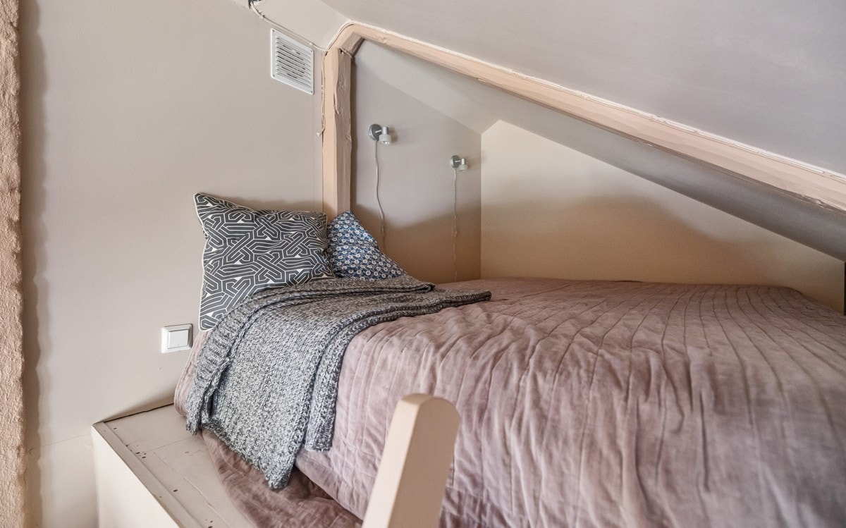 Fra stue/kjøkken i loftetasjen er det stige opp til en koselig, liten hems. Galleribilde