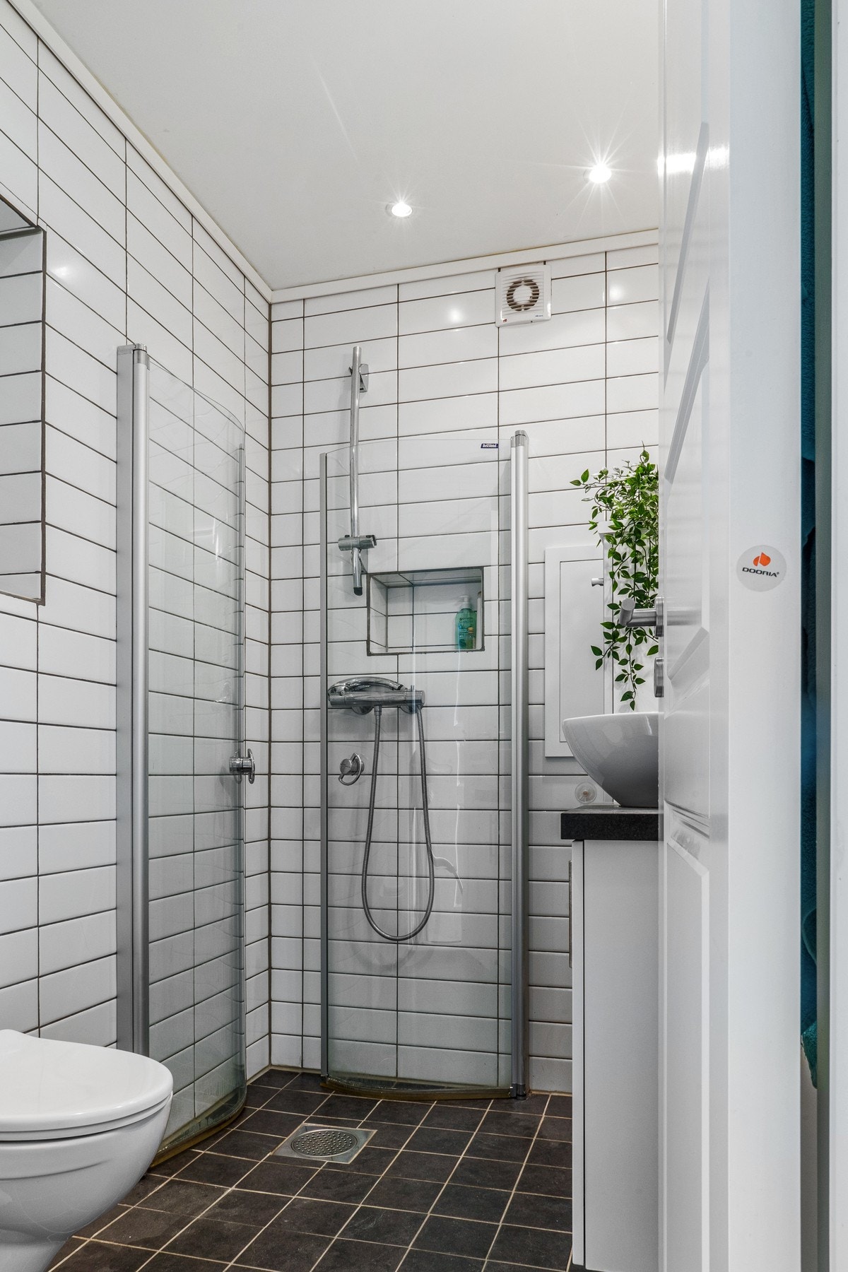 Badet i praktikantdelen er fra 2007 og har fliser på gulv og vegger, gulvvarme downlights og elektrisk avtrekksvifte. Galleribilde