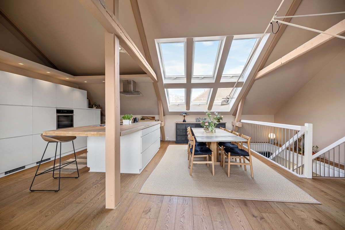 Stue/kjøkken i loftetasjen har synlige takbjelker, noe som gir rommet litt ekstra særpreg. Galleribilde