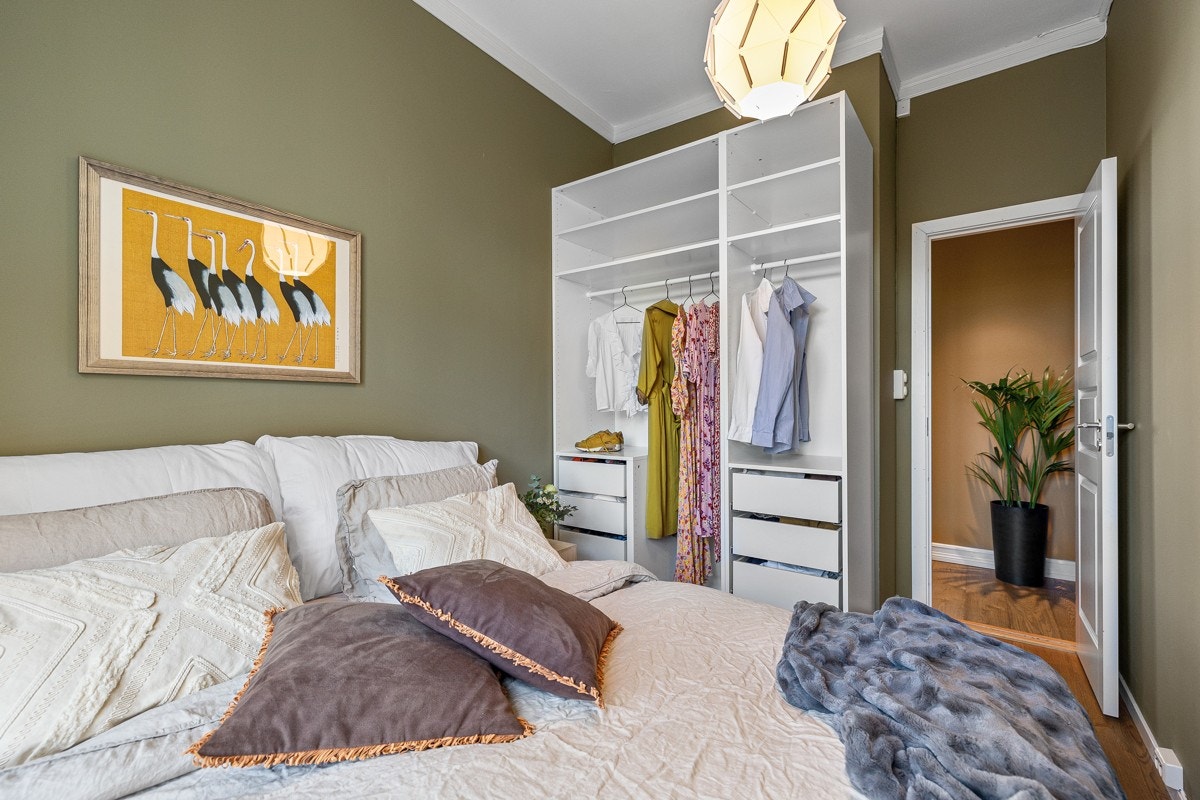 Soverommet i hovedetasjen har tilhørende garderobeskap. Galleribilde