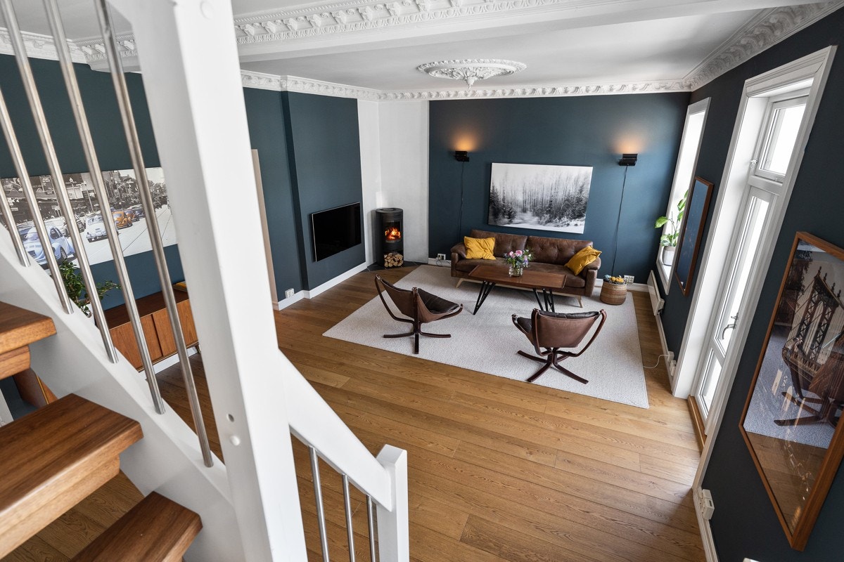 Stuen i fjerde etasje er en nydelig, klassisk bygårdsstue med vakker rosett og intrikat stukkatur. Galleribilde