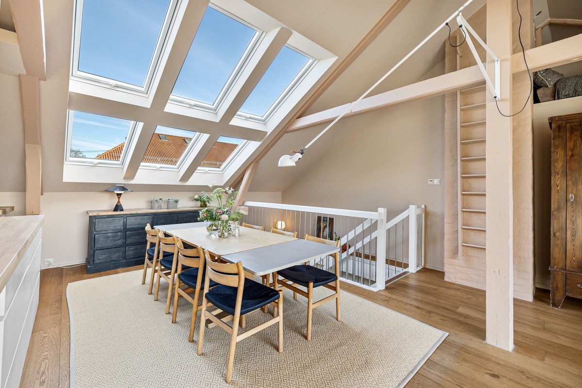 Med stue i fjerde etasje og stue/kjøkken i loftetasjen har du mange innredingsmuligheter. Galleribilde