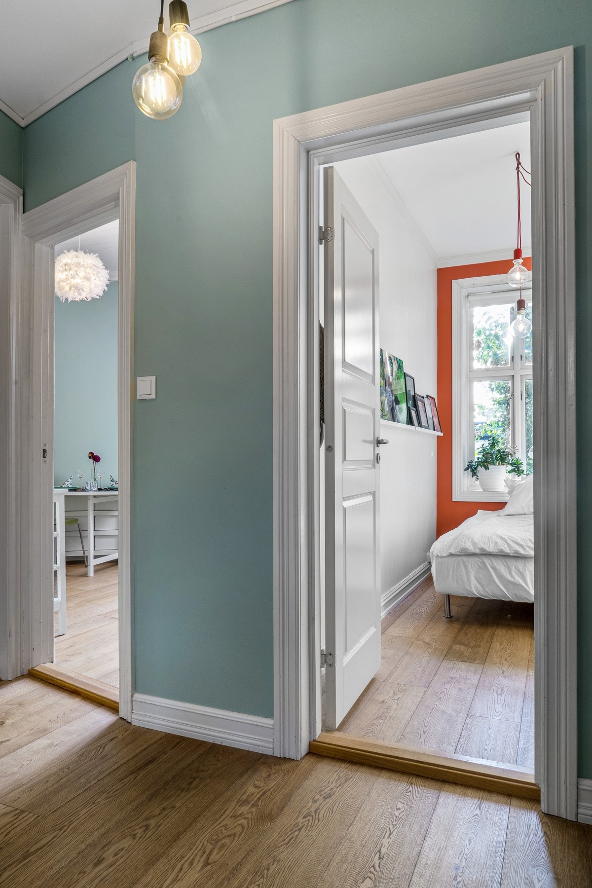 Fra mellomgangen i praktikantdelen er det dør inn til hovedleiligheten. Galleribilde