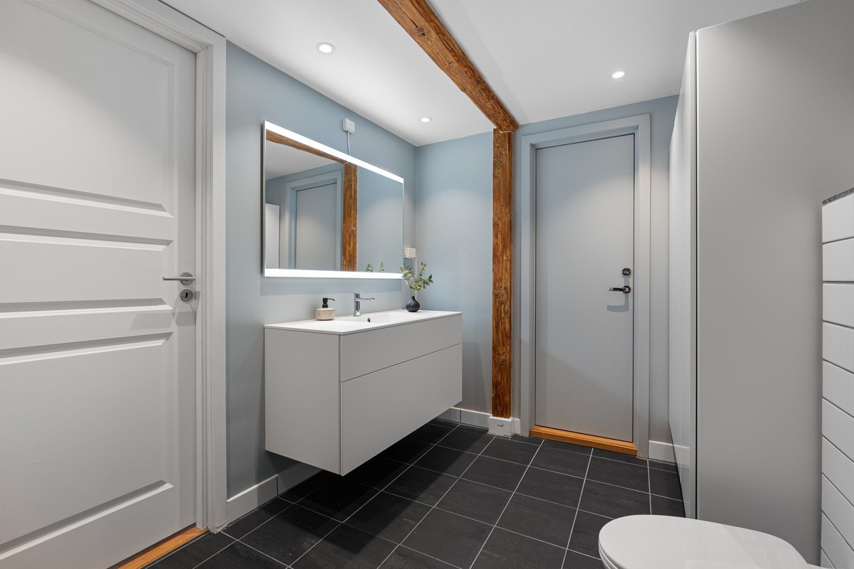 Leiligheten har til sammen to bad og eget vaskerom. Det ene badet ligger i praktikantdelen. Galleribilde