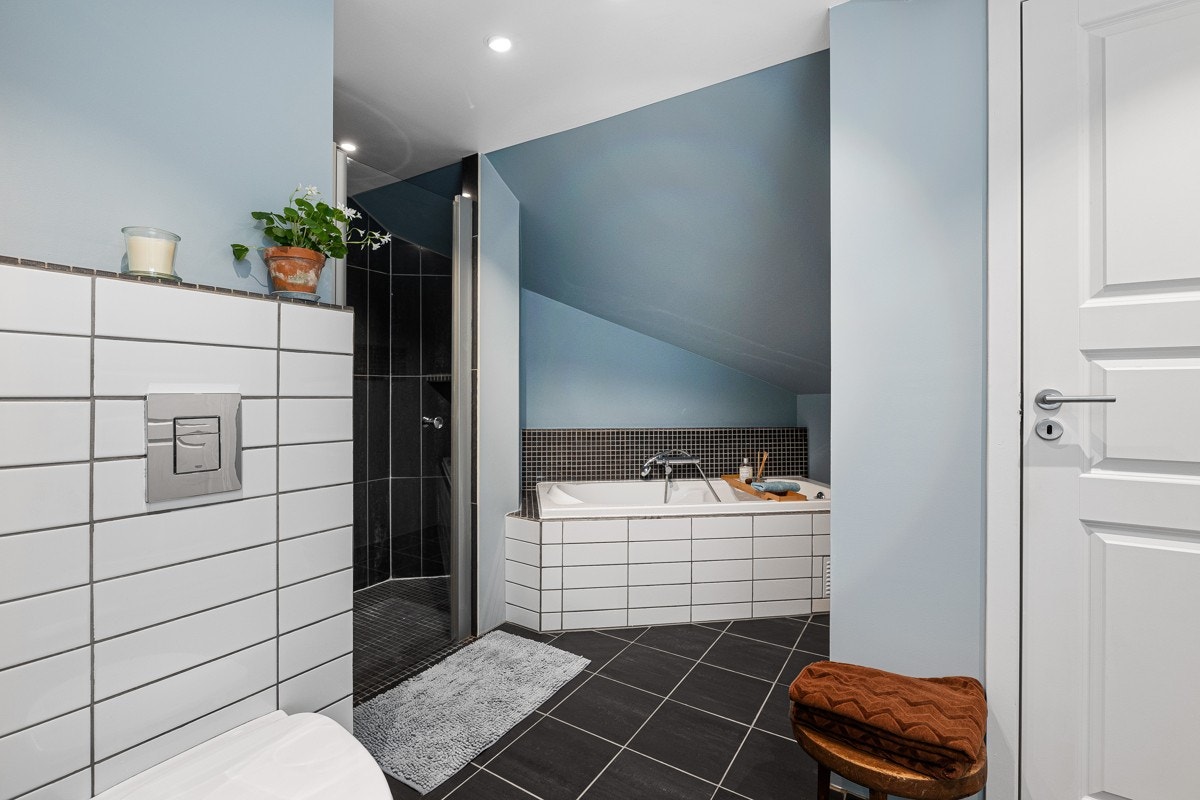 Dusjnisjen er romslig med glassdør og flislagte vegger. Galleribilde